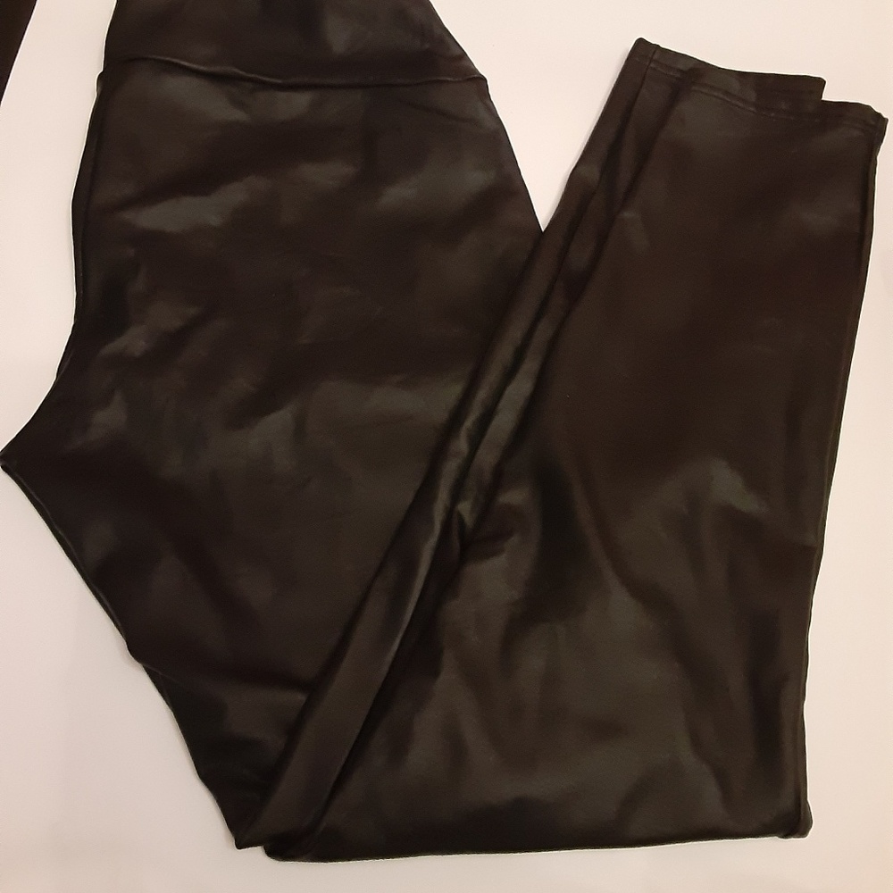 Simply Vera Faux Leather Leggings
